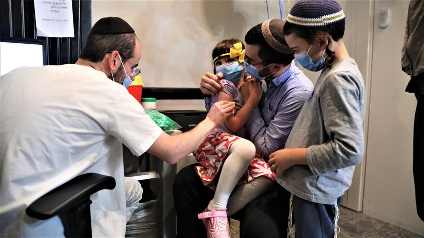 Izraelben a koronavírus elleni védőoltás negyedik adagja is kérhető