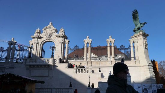 Ismét régi pompájában láthatjuk a budavári Habsburg-kaput