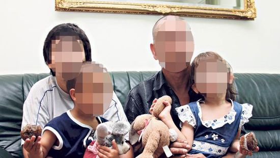 A rendőrgyilkos tagadja az emberölést és gyerekei megerőszakolását