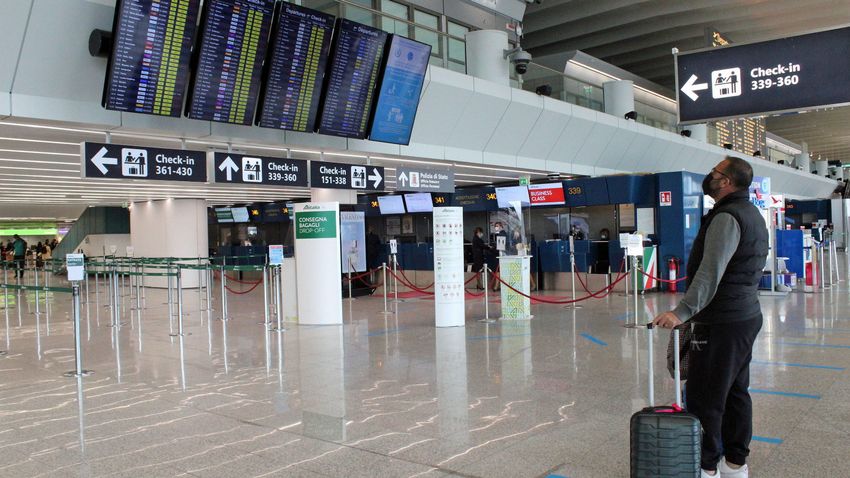 Egy szardíniai repülőjárat összes utasát karanténba helyezték az omikron vírusváltozat miatt