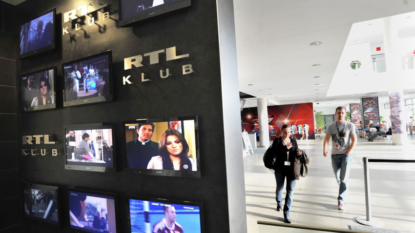 Álnéven írt cikkben támadja a kormányt az RTL