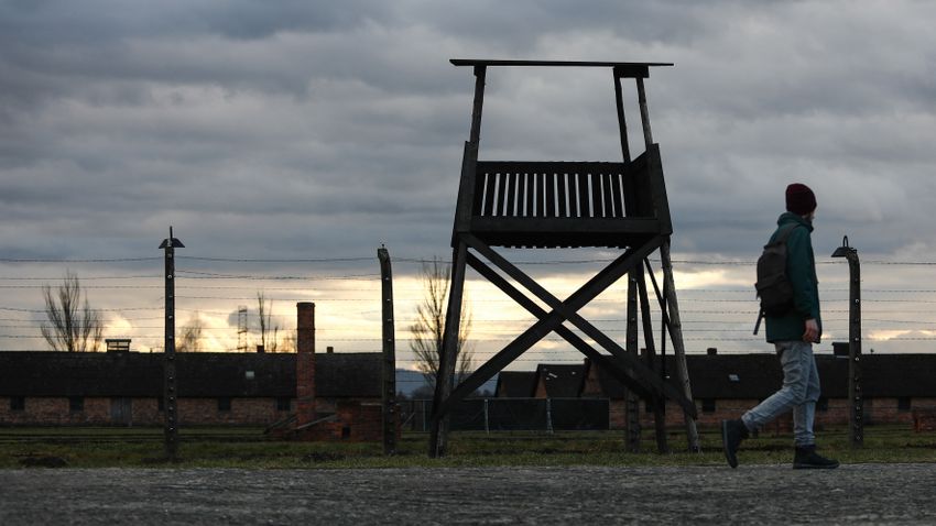 Náci karlendítés miatt tartóztattak le egy holland turistát Auschwitzban