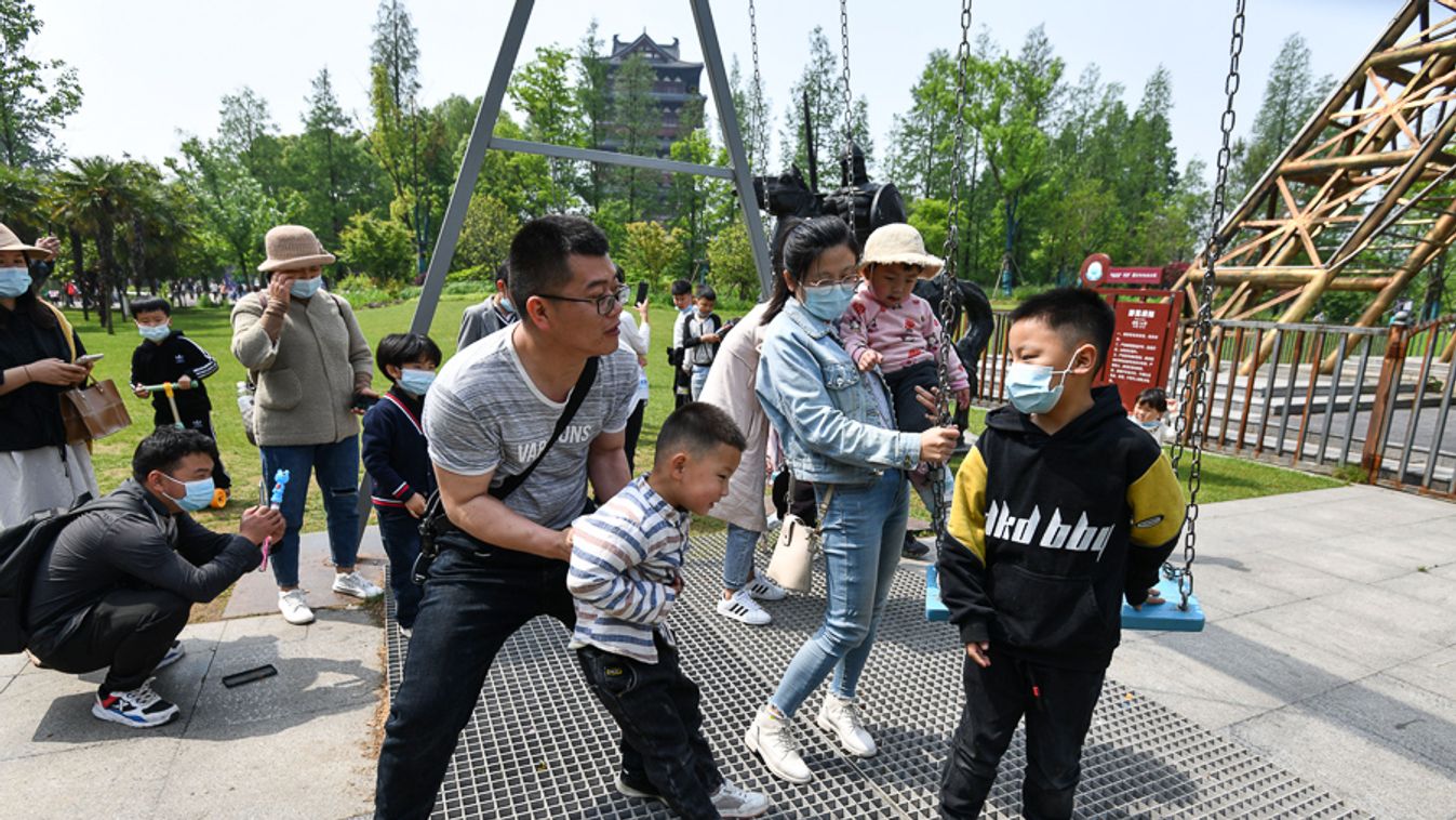 Parents and children visit the Fuyang ecological park
