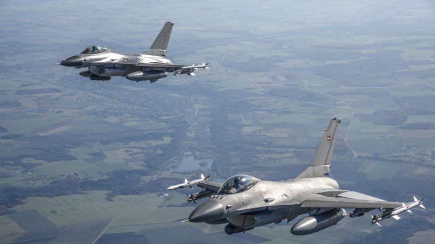 Az Egyesült Államok F–15 vadászgépeket vezényelt a Baltikumba