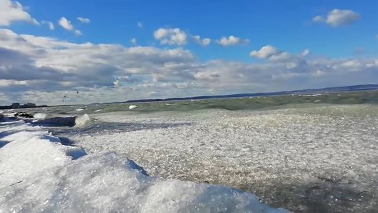 Összetöri a Balaton jegét a viharos időjárás + videó
