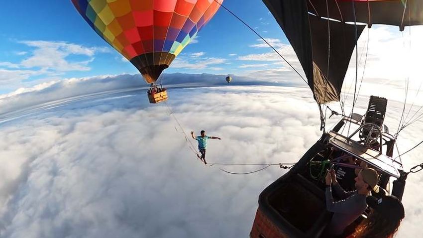 A felhők felett, hőlégballonok közé feszített hevederen született új világcsúcs