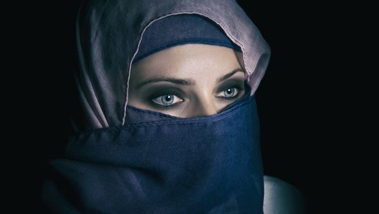 Lapozó: Hidzsáb viselésére buzdítják a nem muszlim vallású nőket