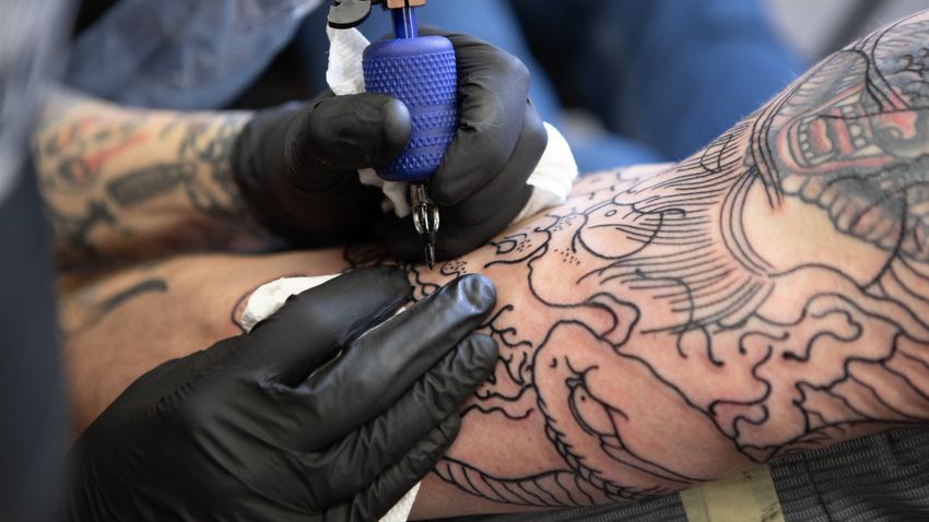 Komoly felülvizsgálat vár a tetoválószalonok által használt tintára