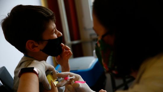 Szlávik: Az omikron ellen a három oltás abszolút védelmet ad