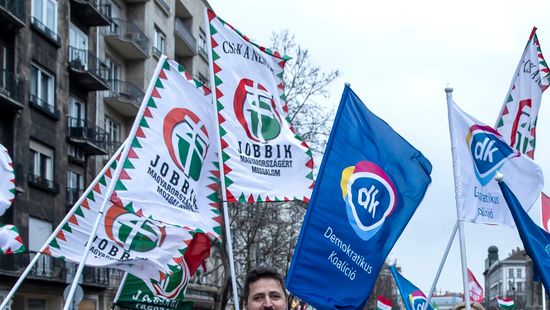 Többtucatnyian lépnek ki a Jobbikból