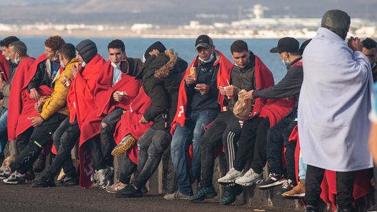 A francia prefektus szerint több ezer migránson segítettek