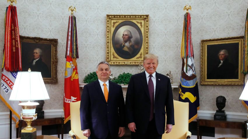 Donald Trump drukkol Orbán Viktornak