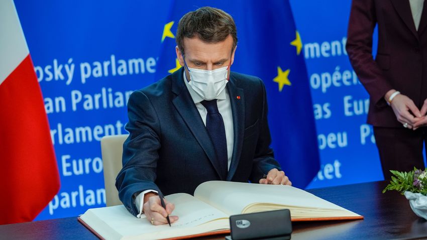 Macron: Nem Brüsszelben találták fel a jogállamiságot