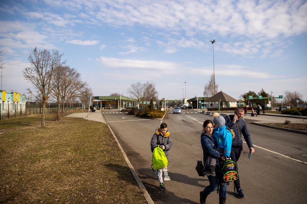 2022.02.25. Beregsurány

Beregsurányi határátkelő, kárpátaljai menekültek érkezen a magyar -ukrán határon az Ukrajnában kitört háború elől menekülve
Fotó: Kurucz Árpád
