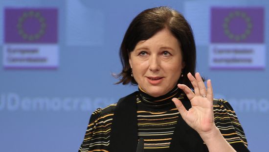 Vera Jourova bocitekintete nem elég