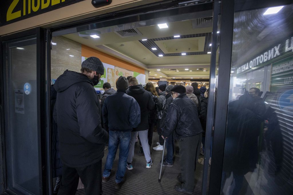 Ukrainians line up outside banks in Kramatorsk after Russia's military operation