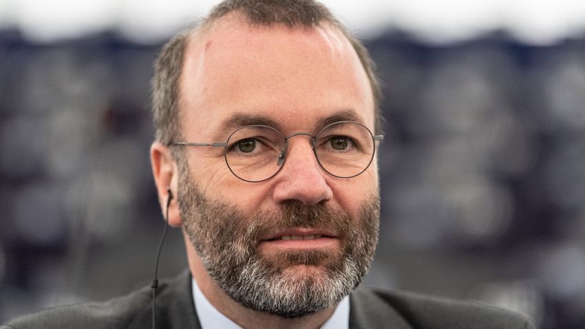 Manfred Weber szerint nem a magyar kormányon múlt az oroszok kizárása a SWIFT-ből