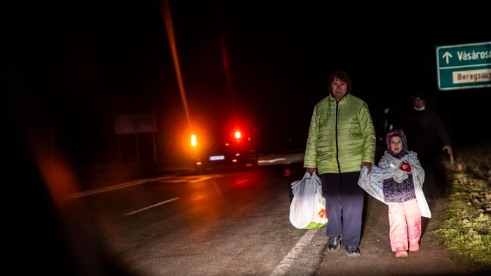 2022.02.25. Beregsurány

Beregsurányi határátkelő, kárpátaljai menekültek érkezen a magyar -ukrán határon az Ukrajnában kitört háború elől menekülve
Fotó: Kurucz Árpád
