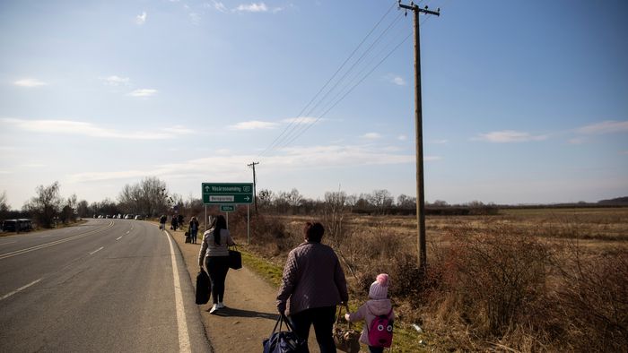 2022.02.25. Beregsurány

Beregsurányi határátkelő, kárpátaljai menekültek érkezen a magyar -ukrán határon az Ukrajnában kitört háború elől menekülve
Fotó: Kurucz Árpád
