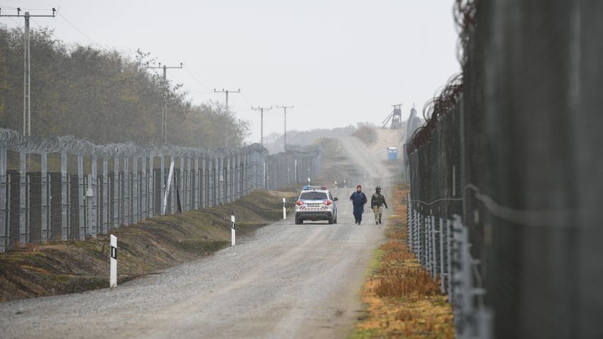 Fejleszti a határkerítést a kormány