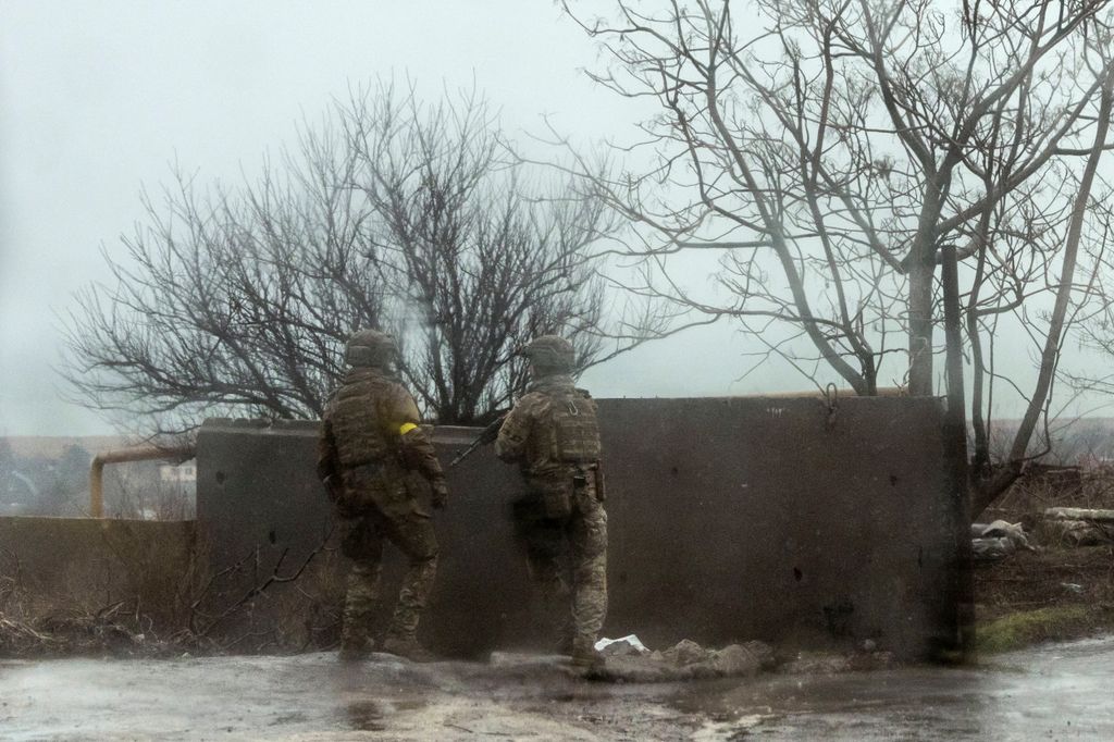 Service members of the Ukrainian armed forces take position after Russian President Vladimir Putin authorized military operation in eastern Ukraine, in Mariupol