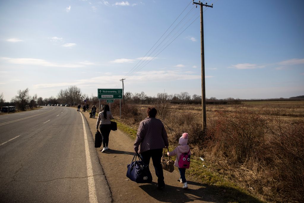 2022.02.25. Beregsurány

Beregsurányi határátkelő, kárpátaljai menekültek érkezen a magyar -ukrán határon az Ukrajnában kitört háború elől menekülve
Fotó: Kurucz Árpád
