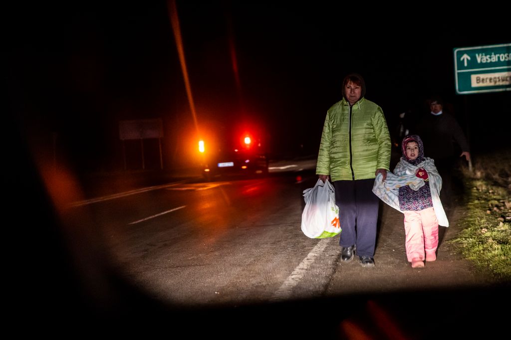 2022.02.25. Beregsurány

Beregsurányi határátkelő, kárpátaljai menekültek érkezen a magyar -ukrán határon az Ukrajnában kitört háború elől menekülve
Fotó: Kurucz Árpád
