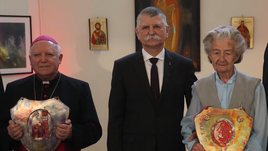 Tamás József püspök és Kontra Éva szerzetes a Hit Pajzsa-díj kitüntetettjei