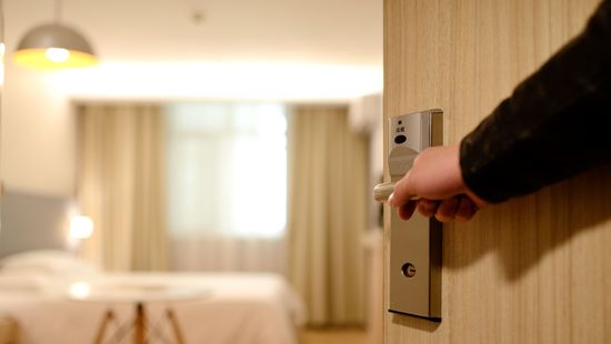 Így veheti észre, ha rejtett kamerával figyelik