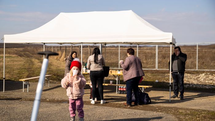 2022.02.25. Beregsurány

Beregsurányi határátkelő, kárpátaljai menekültek érkezen a magyar -ukrán határon az Ukrajnában kitört háború elől menekülve
Fotó: Kurucz Árpád
