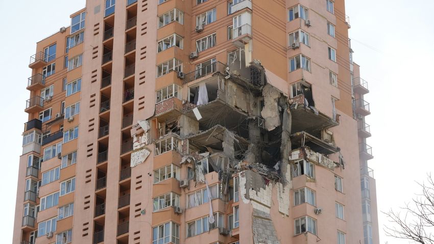 Óriási lyukat robbantott a lövedék a kijevi lakóépületbe + videó