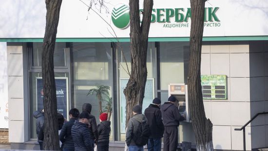 Orosz bankok korlátozása: Mire számíthatnak a Sberbank ügyfelei?