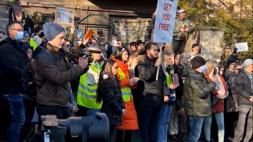 Ezrek demonstráltak Budapesten, hogy kiálljanak a bibliai idézet miatt perbe fogott finn politikus mellett