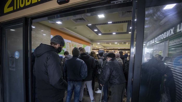 Ukrainians line up outside banks in Kramatorsk after Russia's military operation