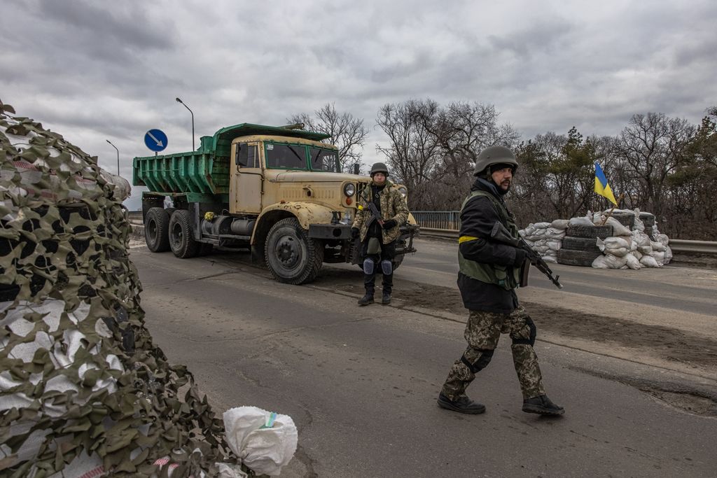 Members of the Territorial Defense Forces at checkpoint in the eastern frontline of Kiev