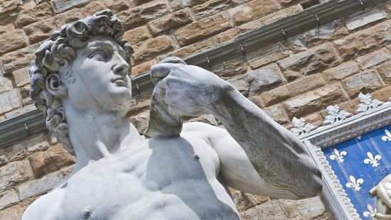 Vitát váltott ki a Dávid-szobor letakarása Firenzében + videó