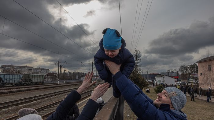 Ukrainians swarm Irpin train station as they try to reach Kiev