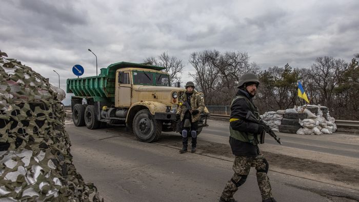 Members of the Territorial Defense Forces at checkpoint in the eastern frontline of Kiev