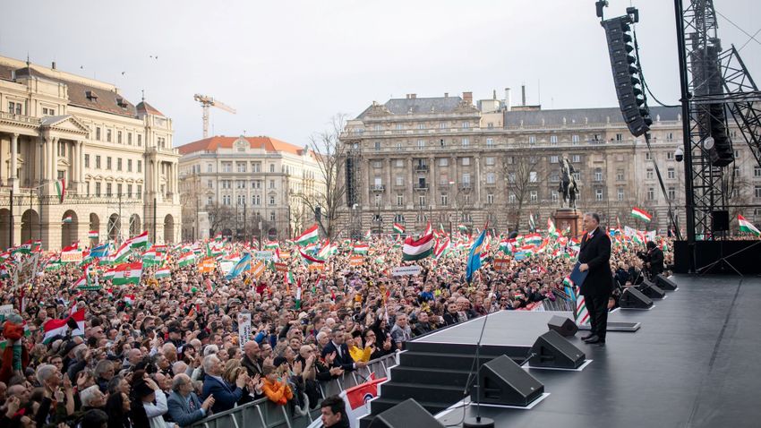 Vadonatúj fotókat osztott meg Orbán Viktor a békemenetről