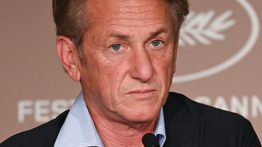 Sean Penn autóját hátrahagyva, gyalog menekült el Ukrajnából