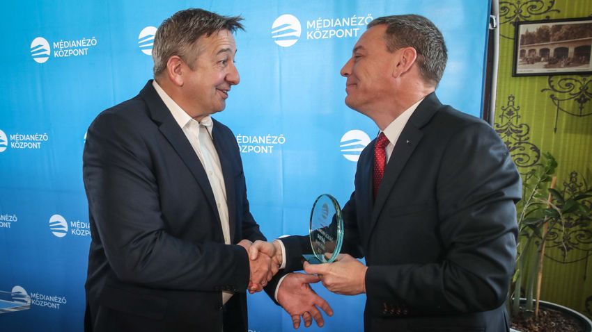 Bayer Zsolt kapta az idei Jótollú magyar újságíró díjat