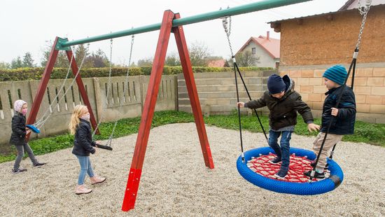 Családok ezrei költöztek vidékre az állami milliókkal