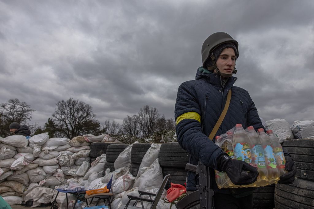 Members of the Territorial Defense Forces at checkpoint in the eastern frontline of Kiev