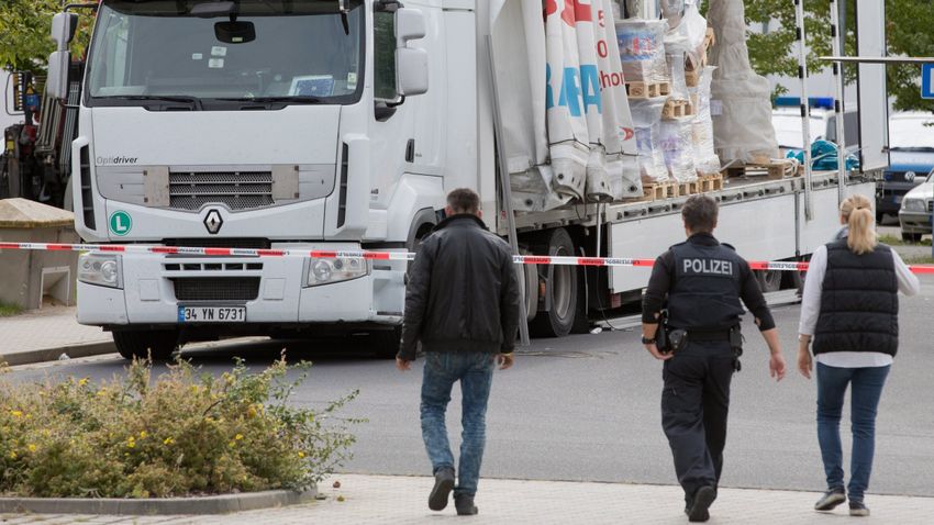 Már több mint 11 ezer migráns akart a kamionokban megbújva átszökni a nyugati határokon
