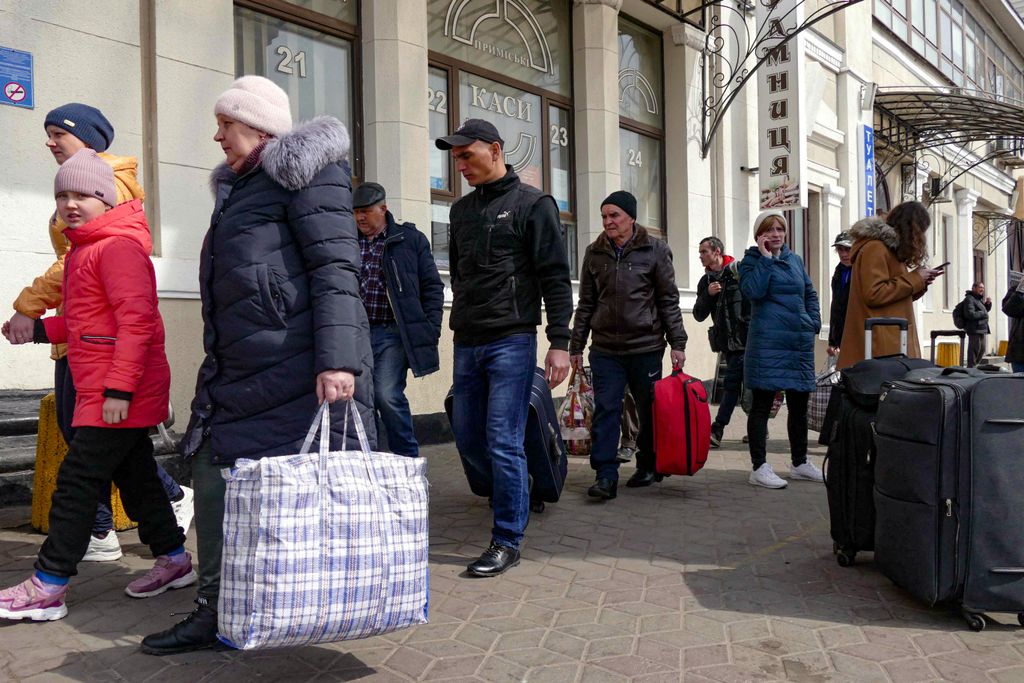 First 300 evacuees arrive to Odesa from Mykolayiv