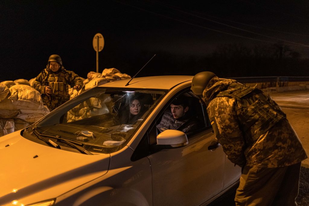 Members of the Territorial Defense Forces at checkpoint in the eastern frontline of Kiev