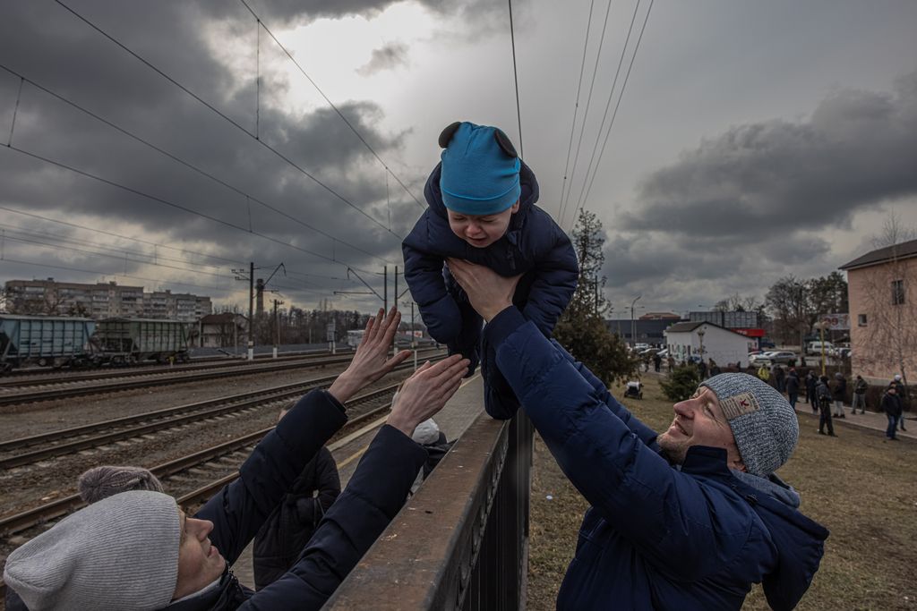 Ukrainians swarm Irpin train station as they try to reach Kiev