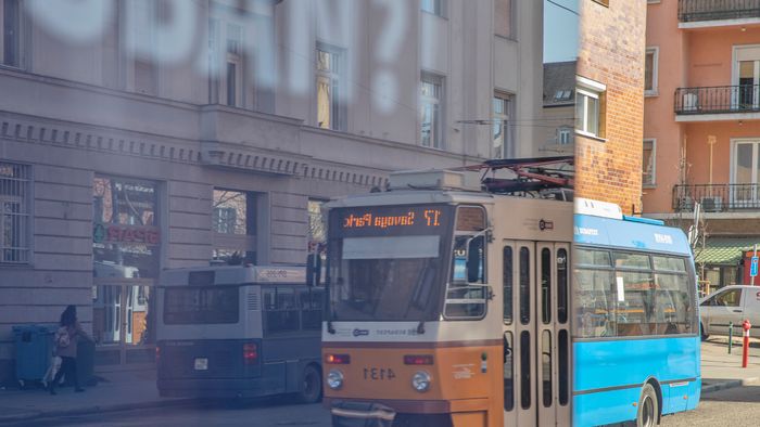 Kategória: Művészet Bulvár Humor Zsáner
Cím:Hibrid
Képaláírás: Budapest, tükröződő forgalom egy villamosmegálló city light üvegén.