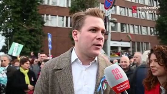 Kínosan kerülik az ellenzéki politikusok Z. Kárpát Dániel karlendítős ügyét + videó