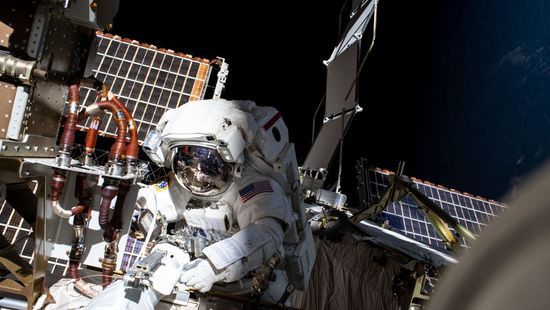 Kisebb problémák adódtak a hétórás űrsétán a Nemzetközi Űrállomáson + videó
